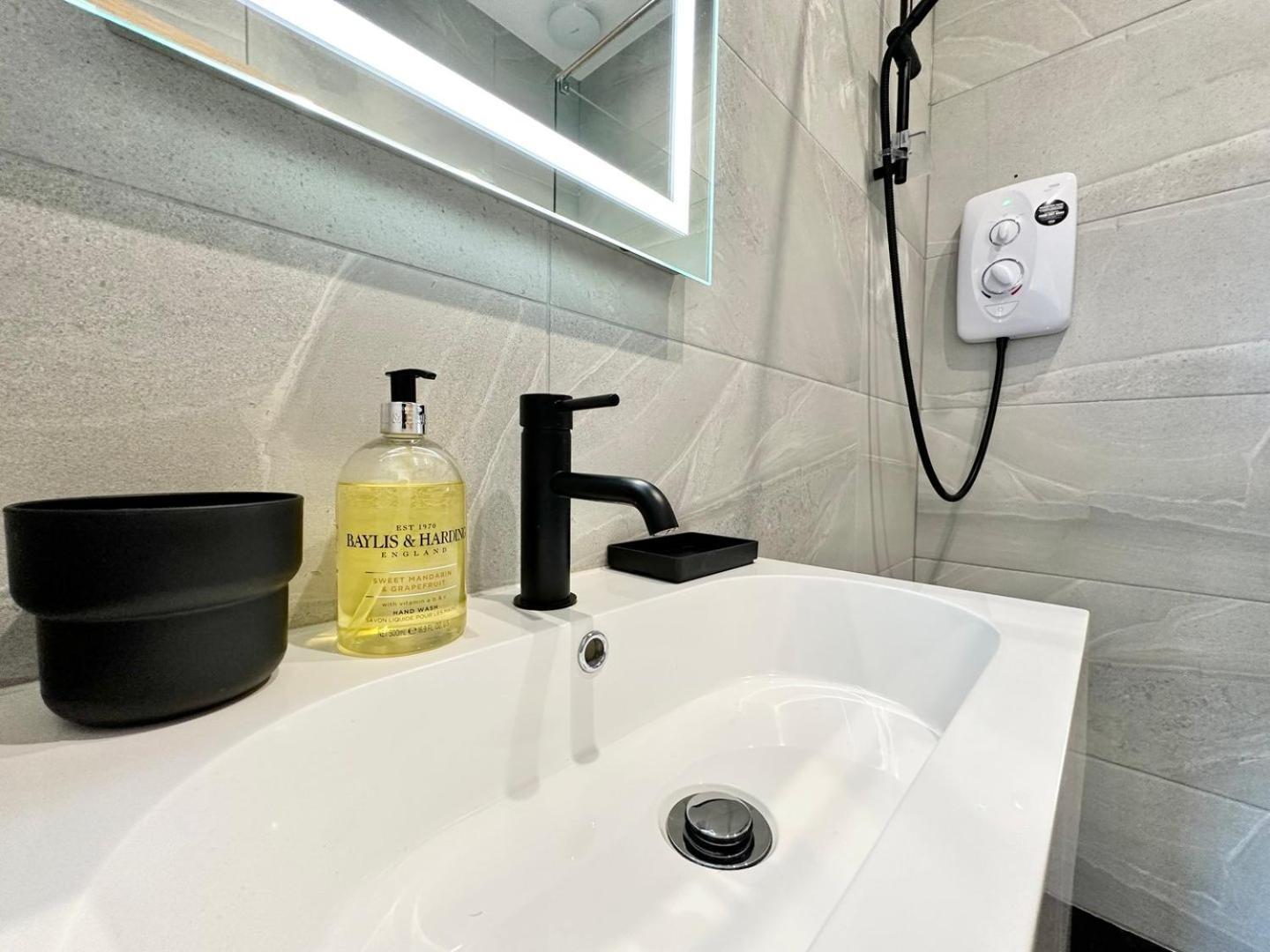 Sleek Stylish 1 Bedroom Leeds Apartment *