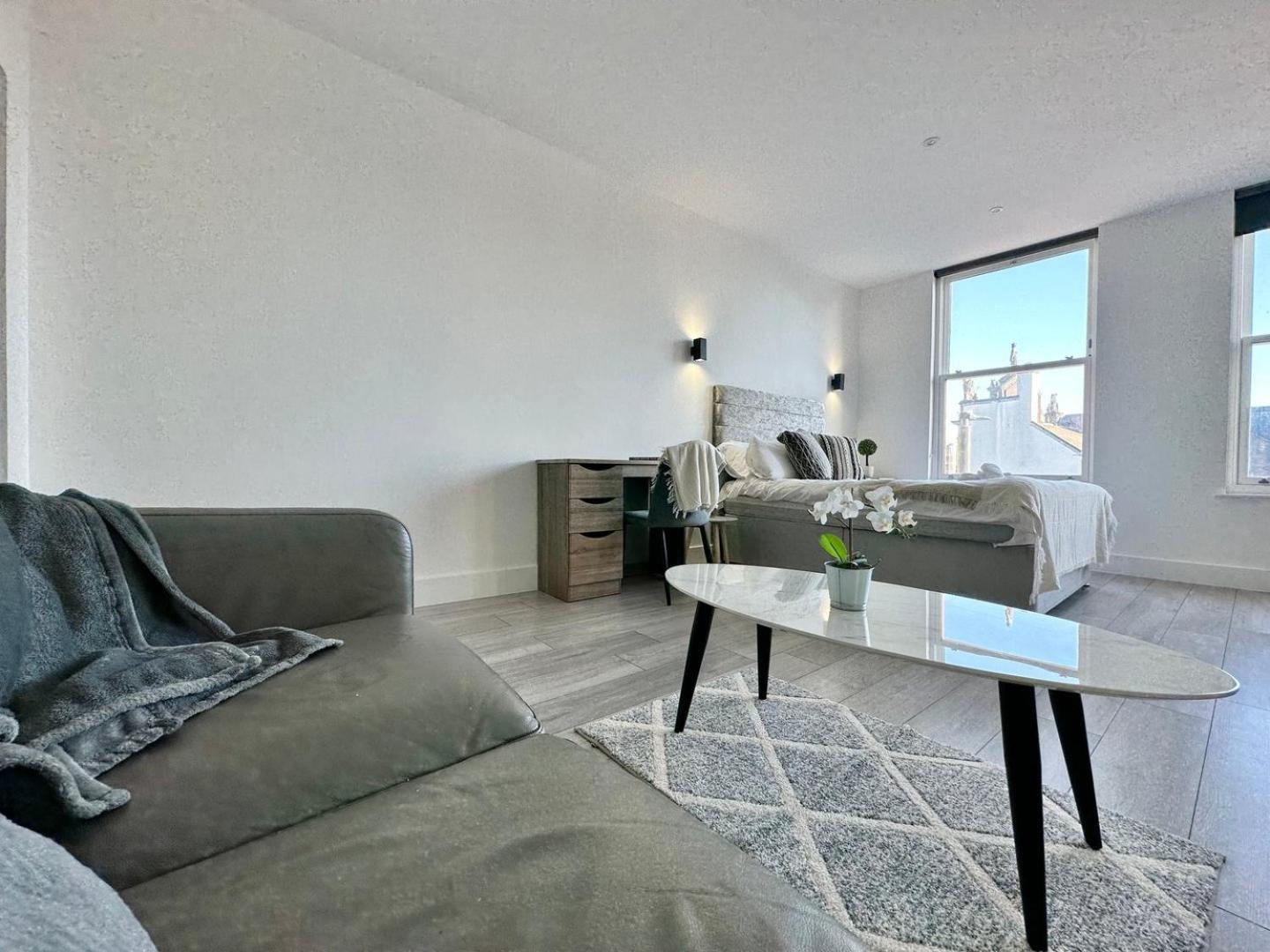 Sleek Stylish 1 Bedroom Leeds *